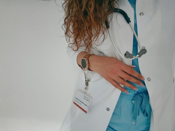 Vivre Heureux Chez Soi : Expériences Inspirantes de Seniors avec les Soins à Domicile